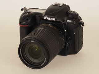 Cámara Nikon D500 + Objetivo Nikon 18-140 VR