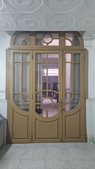 Puerta antigua madera con cristales