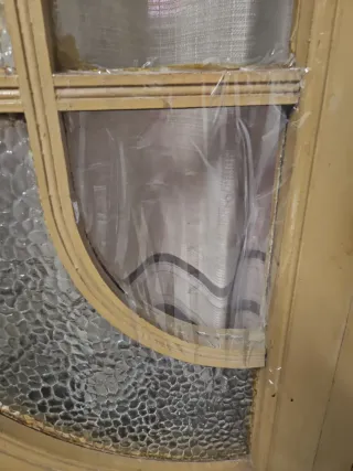 Puerta antigua madera con cristales