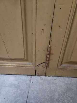 Puerta antigua madera con cristales