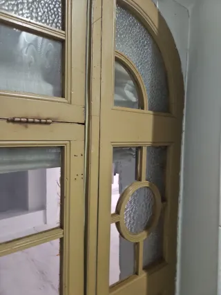 Puerta antigua madera con cristales