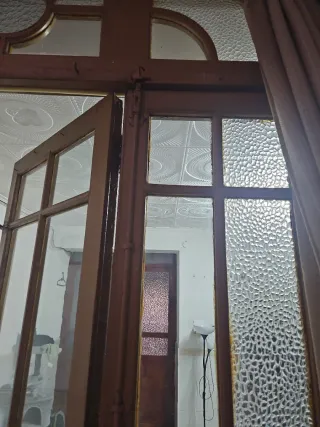 Puerta antigua madera con cristales