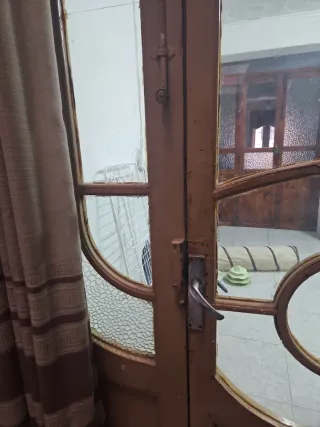 Puerta antigua madera con cristales