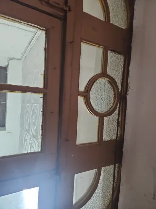 Puerta antigua madera con cristales