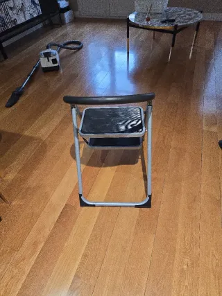 Escalera de dos peldaños plegable