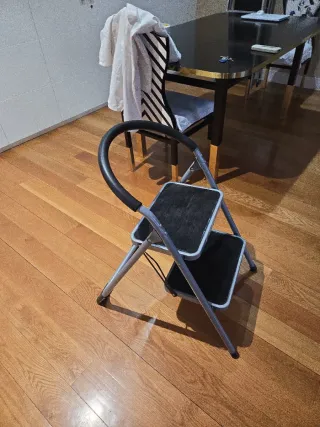 Escalera de dos peldaños plegable