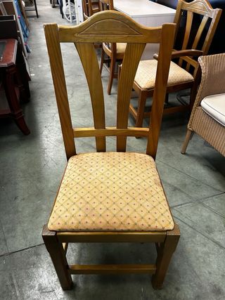 Escritorio de pino con silla