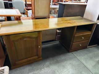 Escritorio de pino con silla