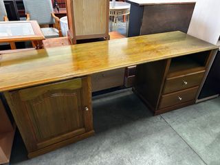 Escritorio de pino con silla