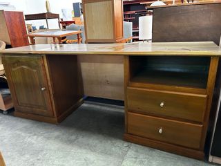 Escritorio de pino con silla