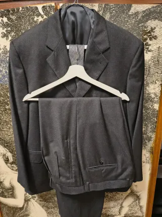 Abito uomo sartoriale grigio con gilet e cravatta