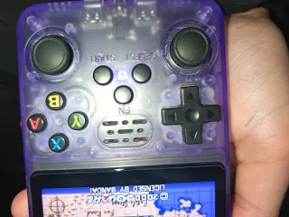Consola de videojuegos púrpura