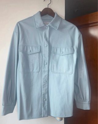 Cazadora efecto piel azul Bershka