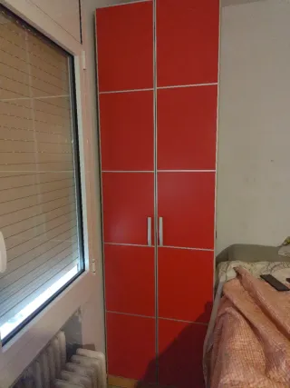 Estantería madera roja y marrón y armario a conjun