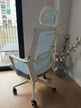 Silla de oficina Sklum azul con ruedas