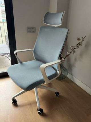 Silla de oficina Sklum azul con ruedas