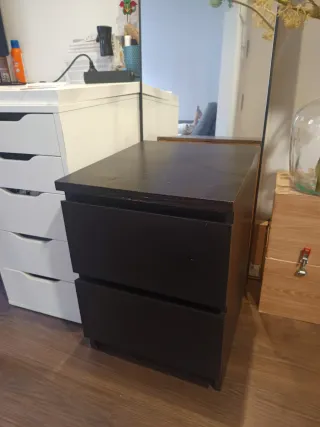 Mesita de noche IKEA MALM de madera oscura