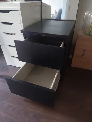 Mesita de noche IKEA MALM de madera oscura