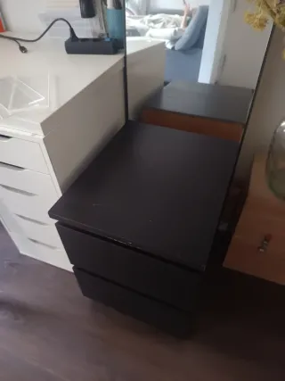 Mesita de noche IKEA MALM de madera oscura