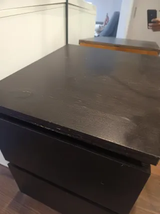 Mesita de noche IKEA MALM de madera oscura