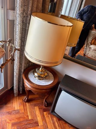 Lámpara de mesa beige y dorada