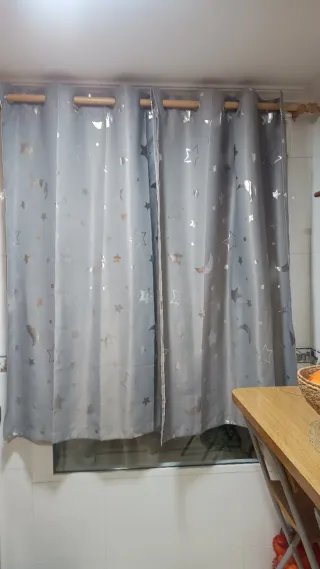 Cortinas grises con estrellas doradas