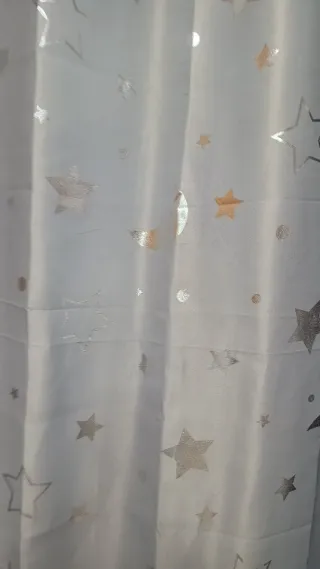 Cortinas grises con estrellas doradas