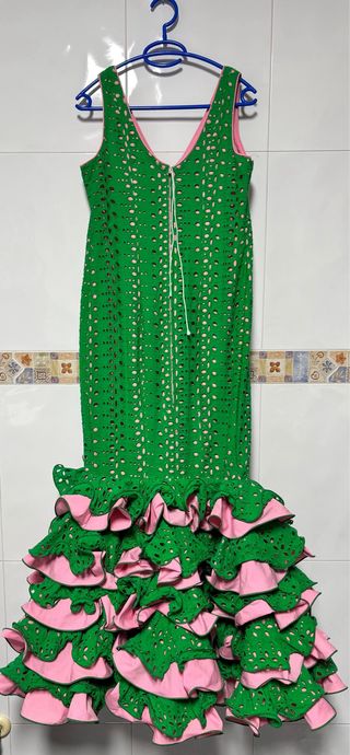 Traje de flamenca verde y rosa.