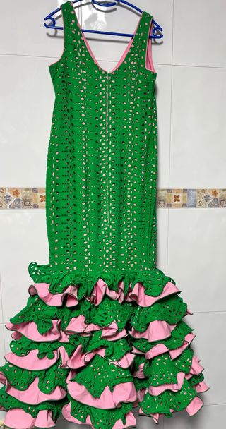 Traje de flamenca verde y rosa.