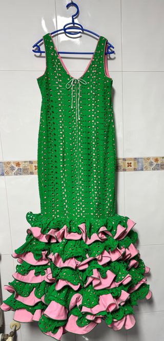 Traje de flamenca verde y rosa.