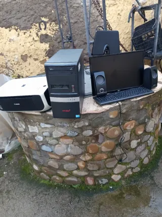 Ordenador completo con monitor y altavoces