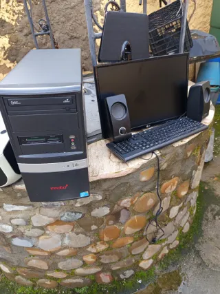 Ordenador completo con monitor y altavoces