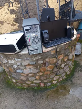 Ordenador completo con monitor y altavoces