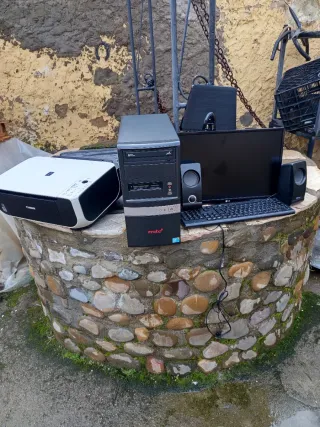 Ordenador completo con monitor y altavoces