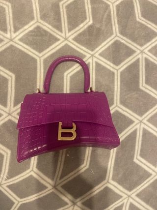 Bolso Morado Resistente con Detalles Dorados