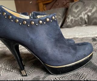 Botines de tacón azul con tachuelas