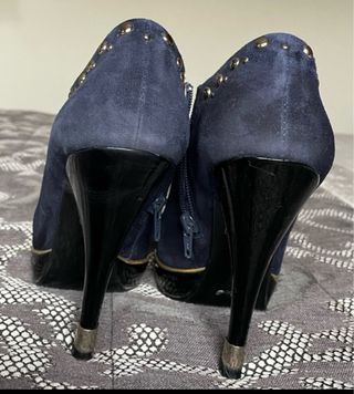 Botines de tacón azul con tachuelas