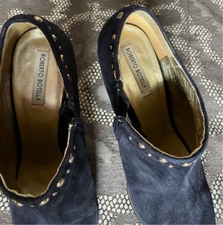 Botines de tacón azul con tachuelas