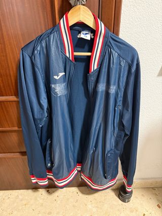 Chaqueta Joma azul con detalles rojos