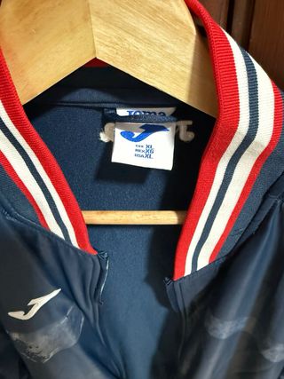 Chaqueta Joma azul con detalles rojos
