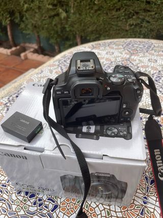 Kit Canon EOS 250D Negra