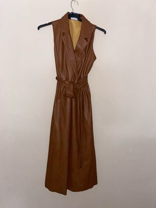 Vestido marrón cuero sin mangas 150 cm de largo.