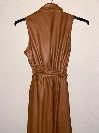 Vestido marrón cuero sin mangas 150 cm de largo.