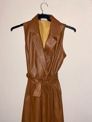 Vestido marrón cuero sin mangas 150 cm de largo.