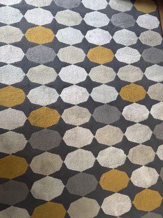 Alfombra salón geométrica gris y mostaza