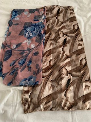 Sciarpe con stampa floreale e astratta