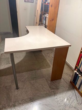 Mesa de estudio/oficina angular beige y madera