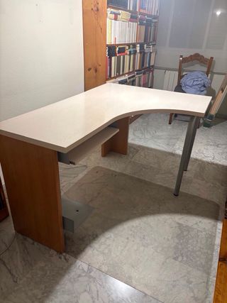 Mesa de estudio/oficina angular beige y madera