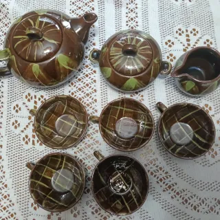 Juego de té: tetera, azucarero y tazas