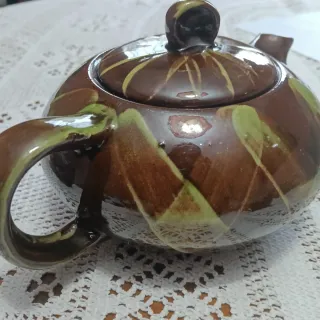 Juego de té: tetera, azucarero y tazas